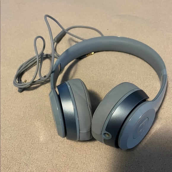 Blue wired Beats with case - Picture 2 of 3